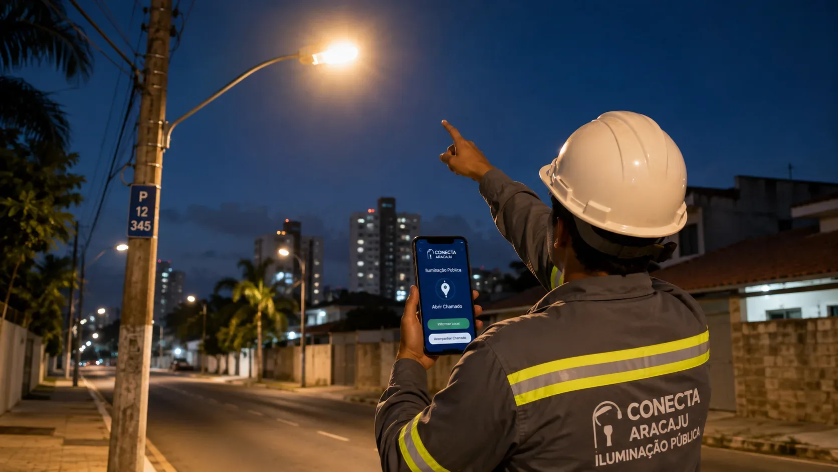 Técnico de iluminação pública em rua de Aracaju ao anoitecer, apontando para uma luminária e segurando um celular com aplicativo de atendimento.