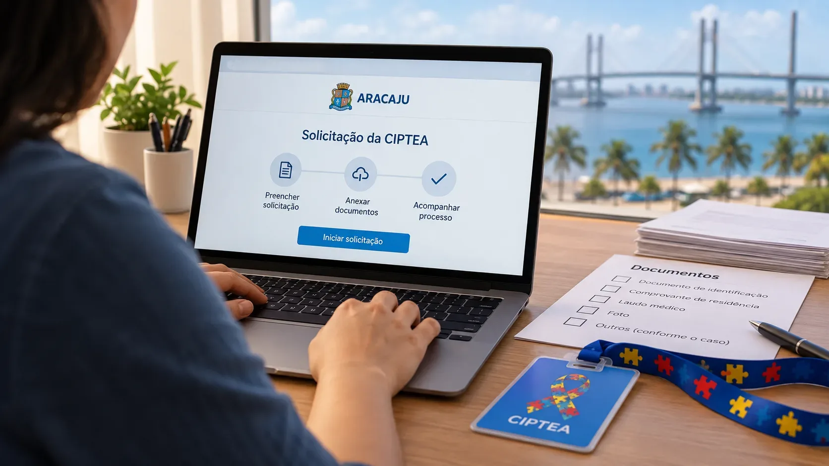 Pessoa usando notebook para solicitar a CIPTEA, com checklist de documentos e credencial azul sobre a mesa, diante de paisagem urbana de Aracaju.