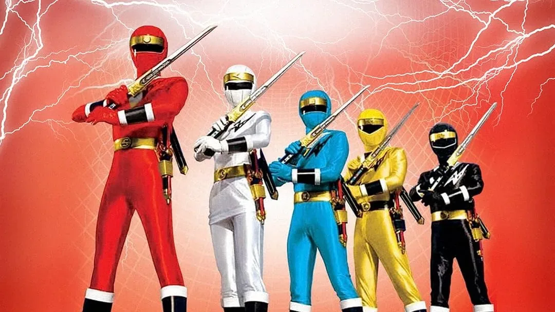 Cinco heróis mascarados em trajes vermelho, azul, amarelo, preto e branco diante de grandes cristais, com cidade subaquática e um planeta ao fundo.