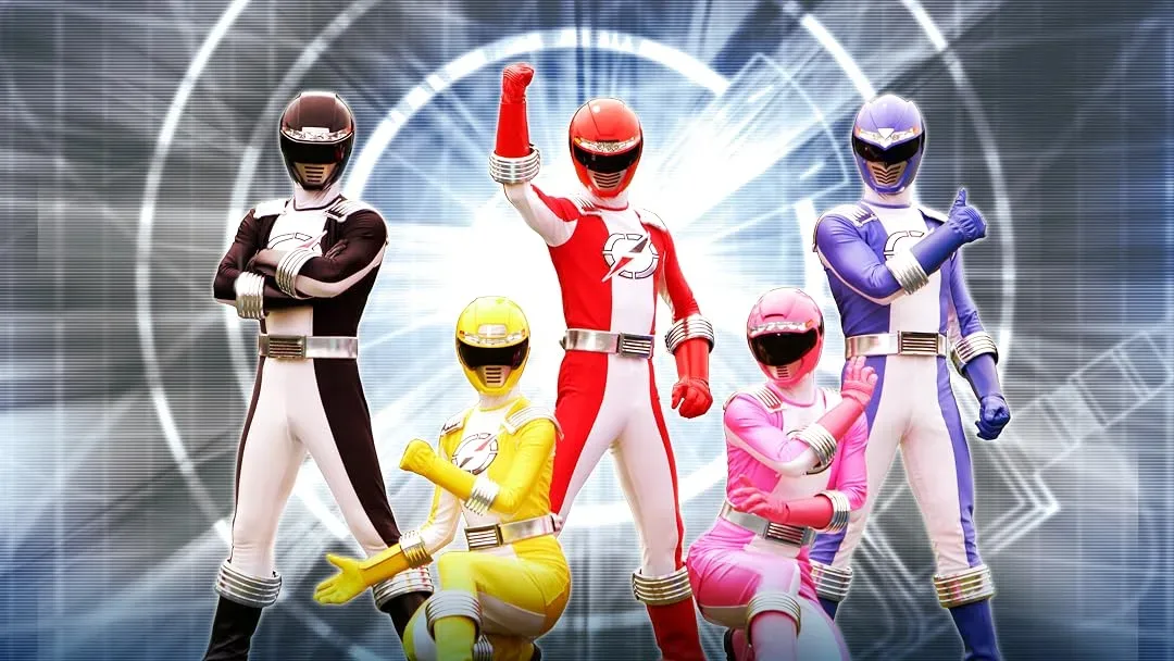 Seis Rangers em trajes vermelho, preto, azul, amarelo, rosa e prateado cercam uma coroa dourada com joias, entre ruínas, veículos e cenários de gelo e lava.