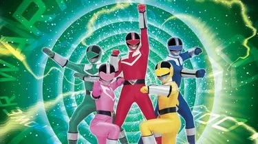 Seis Rangers em poses de combate diante de uma cidade em ruínas, com torre do relógio, portal temporal luminoso, naves e um grande inimigo mecânico ao fundo.