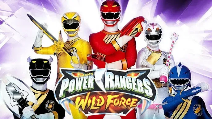Seis Rangers com armaduras inspiradas em animais posam em uma selva rochosa com cachoeiras, grandes animais mecânicos e ilhas flutuantes ao pôr do sol.