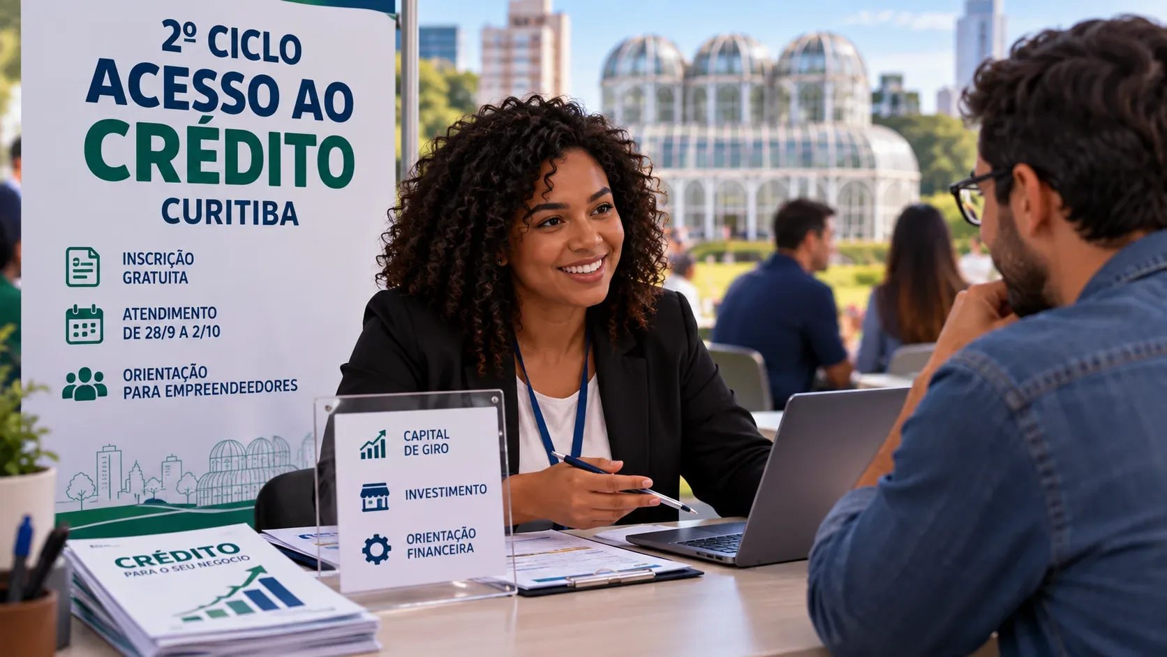 Atendente conversa com empreendedor em mesa de orientação financeira, com notebook e materiais sobre crédito, diante de painel do evento e do Jardim Botânico de Curitiba ao fundo.