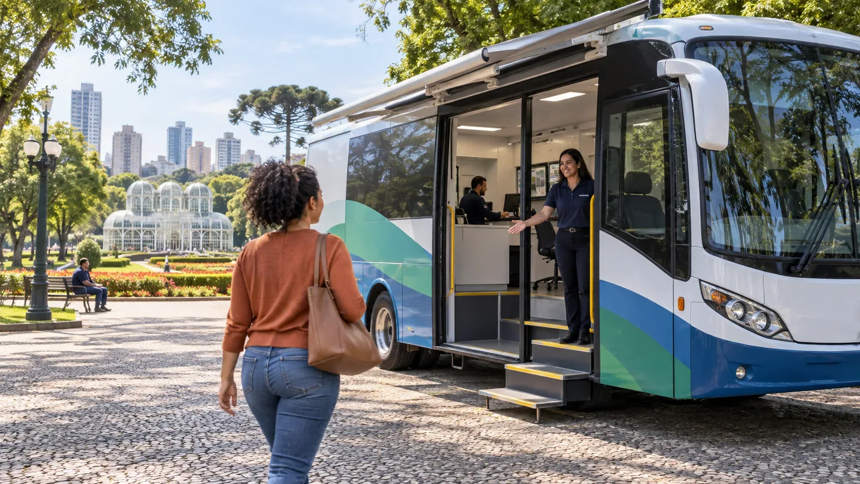 Empreendedora caminha até um ônibus de atendimento estacionado em praça arborizada; uma atendente a recebe na porta, com o Jardim Botânico de Curitiba ao fundo.