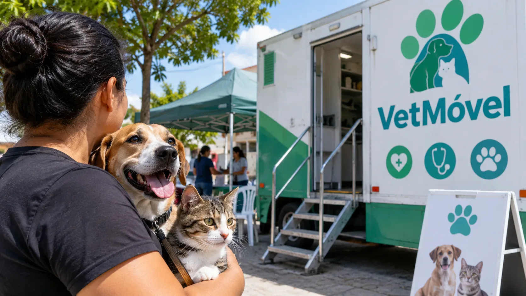 Tutora com cão e gato diante de uma unidade móvel veterinária em área externa de atendimento comunitário.