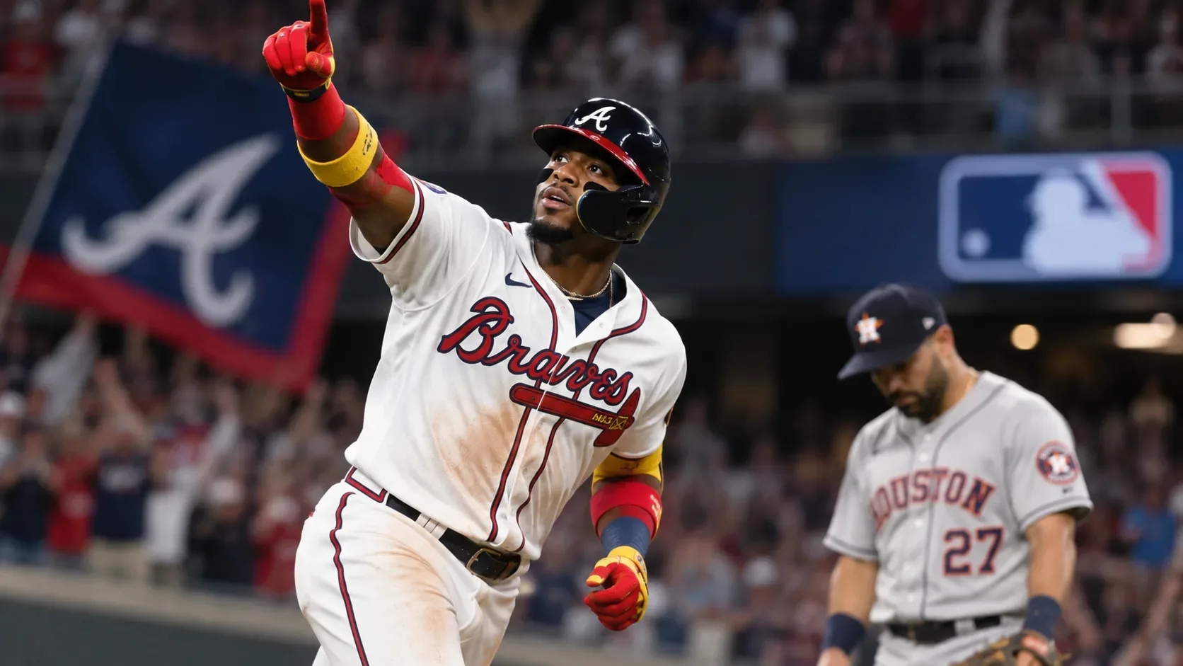 Ronald Acuña Jr. celebra com o uniforme do Atlanta Braves em primeiro plano, enquanto um jogador do Houston Astros aparece ao fundo no estádio.