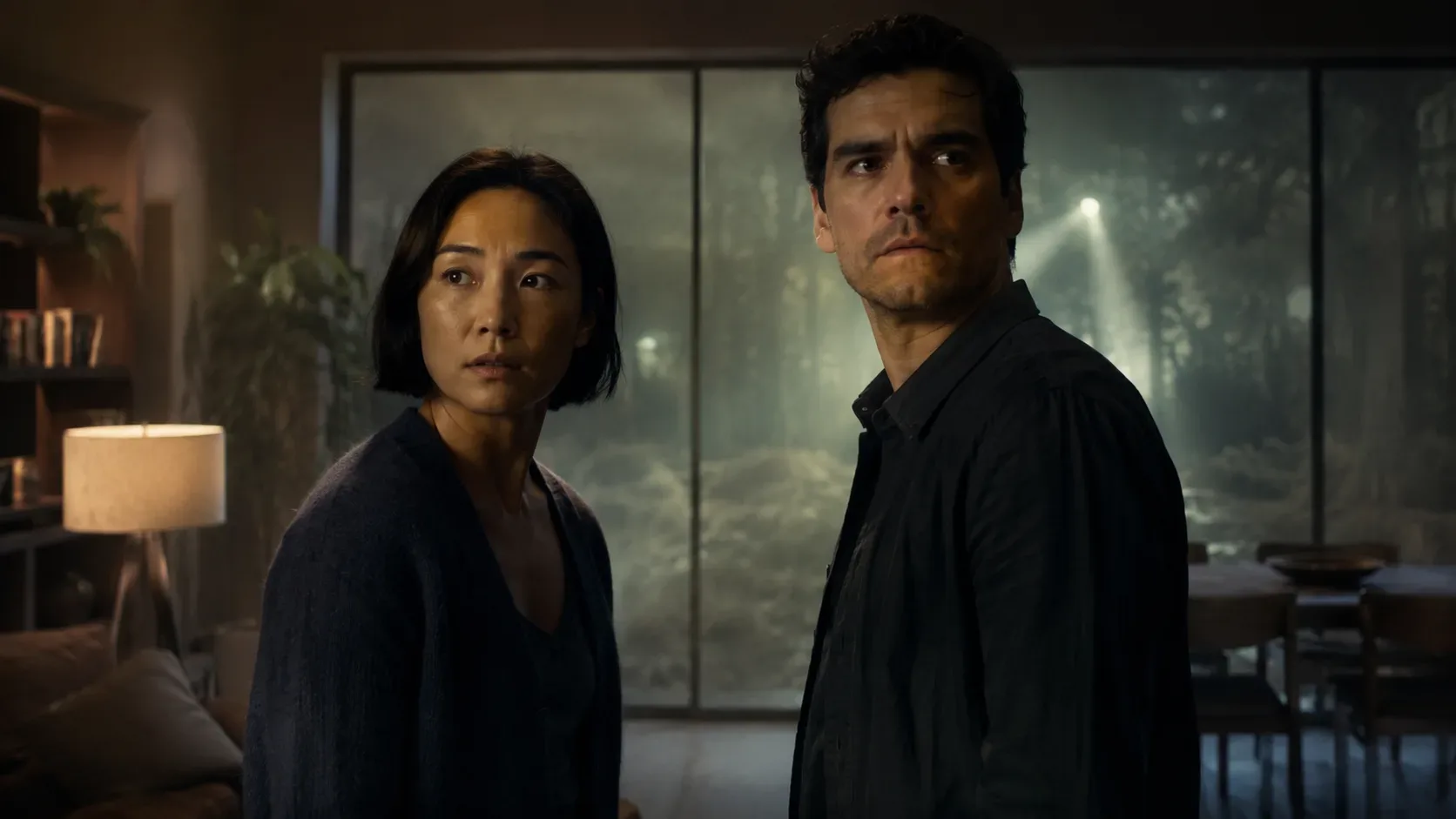 Greta Lee e Wagner Moura em The Last House, dentro da casa que concentra a história de sobrevivência do filme.