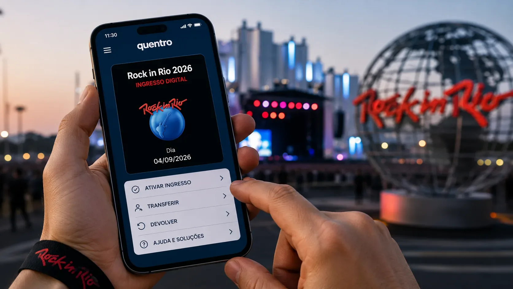Mãos seguram um smartphone com um ingresso digital do Rock in Rio 2026 no Quentro diante de um palco de festival desfocado.