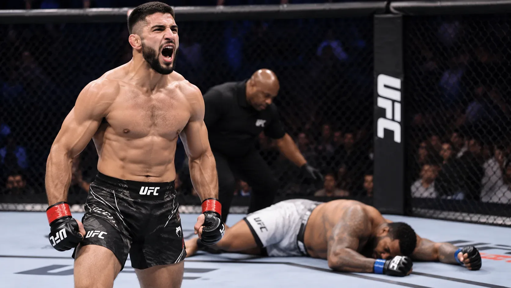 Lutador de MMA comemora no octógono enquanto o adversário caído é atendido por um árbitro ao fundo, sob iluminação de arena.
