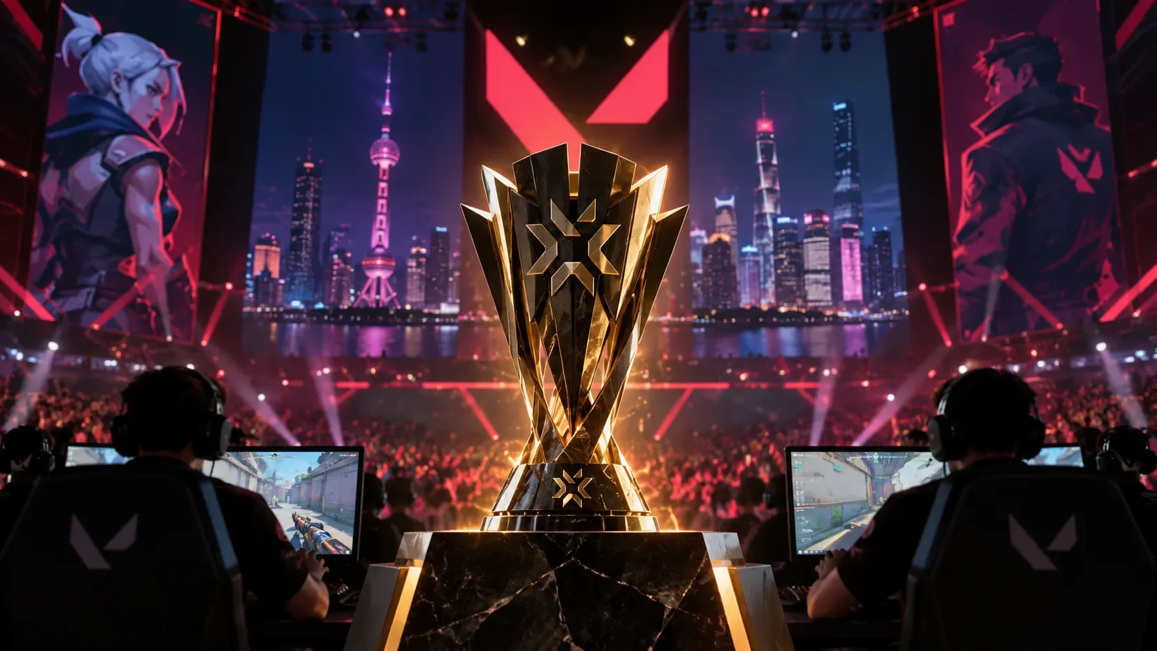 Troféu dourado de campeonato de esports no centro de uma arena iluminada em vermelho, com jogadores em computadores e o skyline de Xangai ao fundo.