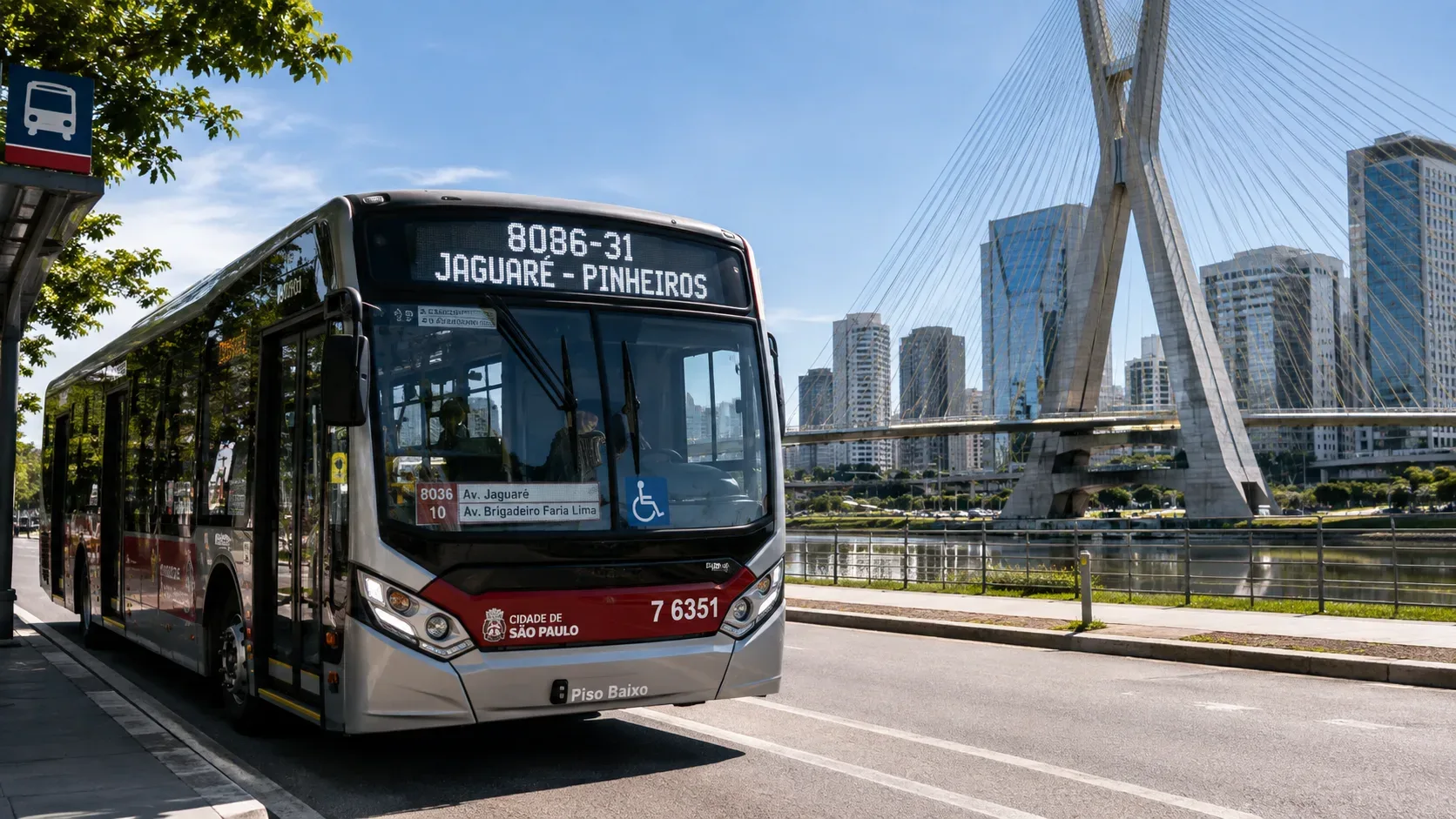 Ônibus urbano com letreiro 8086-31 Jaguaré–Pinheiros em uma via de São Paulo, com ponte estaiada e edifícios ao fundo.
