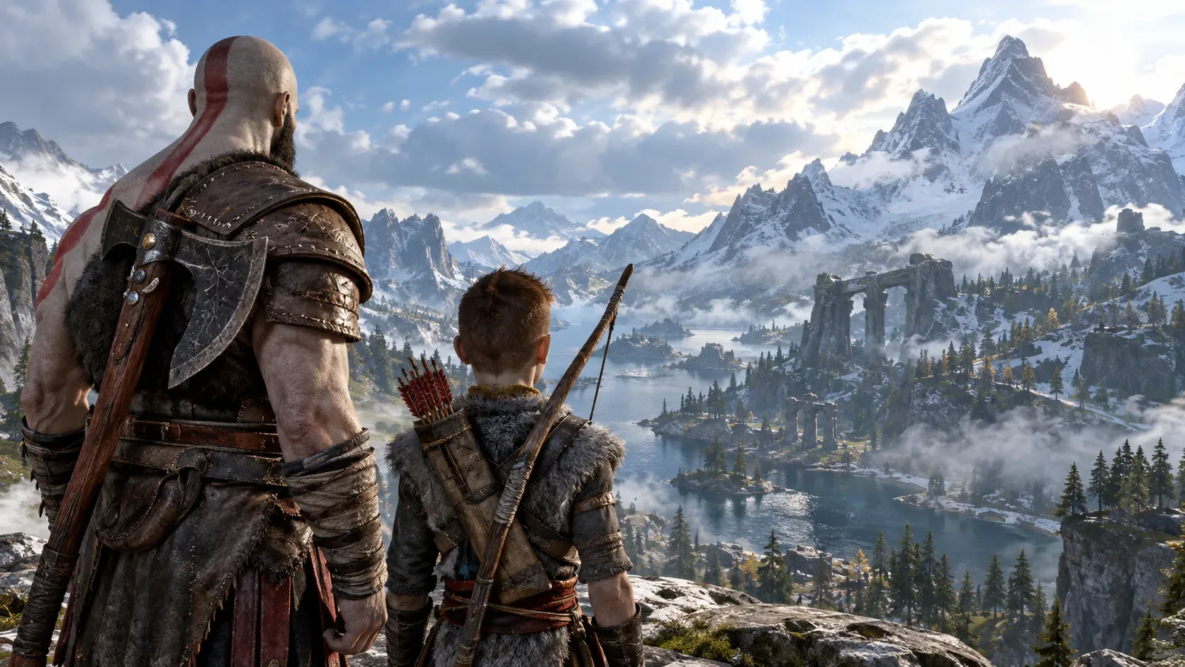 Kratos e Atreus vistos de costas em um mirante rochoso diante de montanhas nevadas, lago e ruínas em uma paisagem nórdica.
