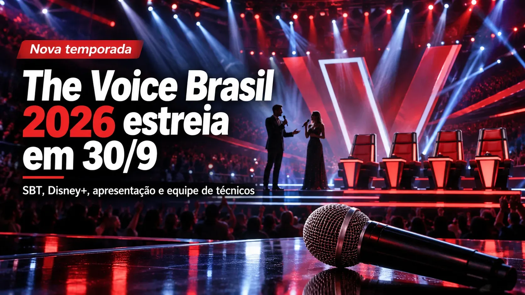 Palco de competição musical com luzes vermelhas e azuis, microfone em primeiro plano, quatro cadeiras vermelhas de técnicos e dois apresentadores ao centro.